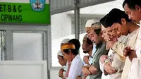 Sejumlah tahanan LP Cipinang melaksanakan shalat ied pada perayaan Idul Adha 1430 Hijriah di LP Cipinang, Jakarta, Jumat (27/11). (Antara)