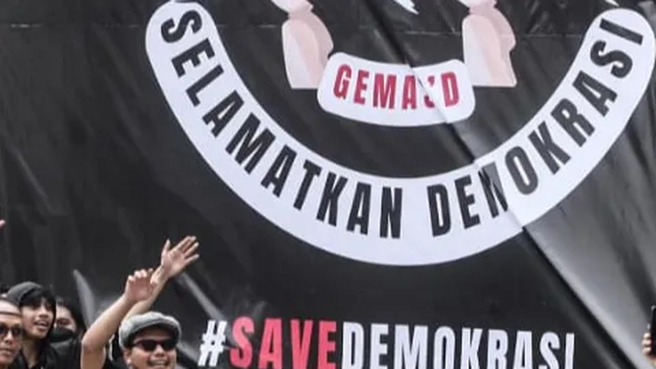 Dalam orasinya, mahasiswa juga  menolak pelanggaran HAM yang hingga saat ini masih banyak kasus yang belum terselesaikan. <br>