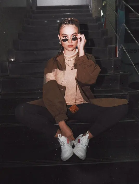 Kekasih Adam Rosyadi ini tak jarang mengunggah foto-fotonya saat mengenakan kacamata. Gaya Agnez Mo tampil keren dengan berbagai bentuk kacamata pun menuai pujian dari para penggemar. (Liputan6.com/IG/@agnezmo)