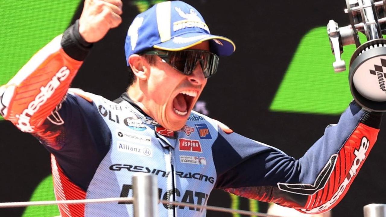 Ekspresi Marc Marquez yang meluapkan kegembiraannya saat merayakan podium ketiga pada Main Race MotoGP Catalunya di Sirkuit de Barcelona-Catalunya, Barcelona, ​​Spanyol, pada Minggu (26/05/2024). Foto: REUTERS / Bruna Casas