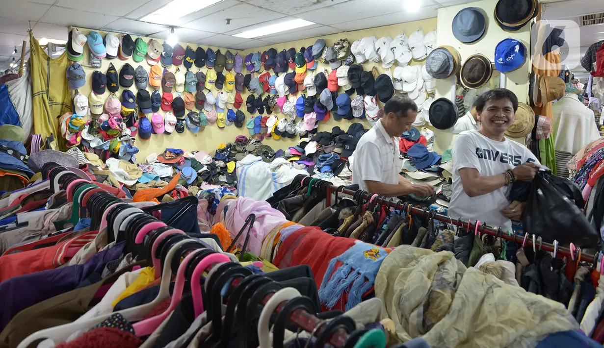 Warga memilih pakaian impor bekas impor yang dijajakan pedagang di Pasar Baru Metro Atom, Jakarta, Jumat (6/12/2019). Pakaian bekas impor yang dijual di kios-kios pasar masih banyak diminati lantaran harga yang ditawarkan sangat terjangkau. (merdeka.com/Imam Buhori)