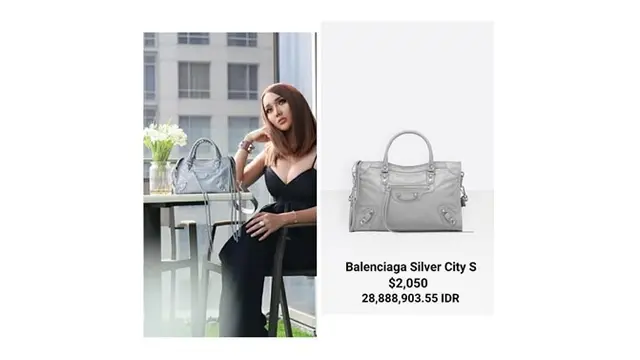 Tas berwarna silver dari Balenciaga ini ditaksir dengan harga Rp 28,8 juta.