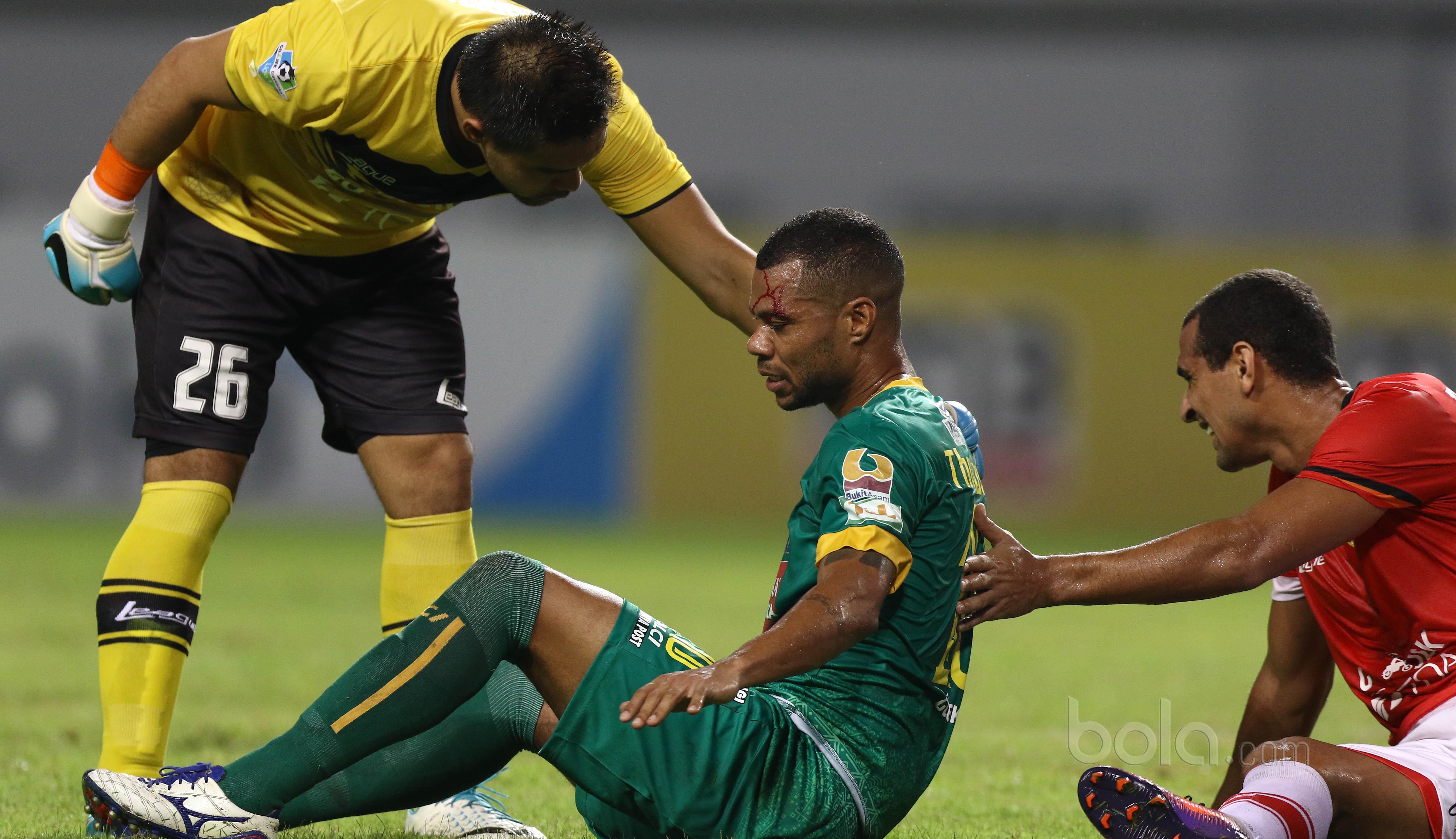 Kepala pemain Sriwijaya FC, Hilton Moreira berdarah akibat benturan dengen pemain Persija Jakarta, Bruno Lopes pada laga Liga 1 2017 di Stadion Wibawa Mukti, Cikarang, Jumat (16/6/2017). Persija menang 1-0. (Bola.com/Nicklas Hanoatubun)