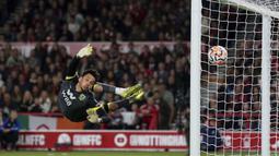 Sebagai salah satu tim promosi di Premier Legaue 2023/2024, Burnley berusaha membangun timnya untuk minimal bertahan di Premier League, salah satunya adalah dengan mendatangkan kiper anyar, James Trafford dari Manchester City. Namun penampilan James Trafford belum mampu menjawab kepercayaan pelatih Vincent Kompany. Dari 6 laga, ia telah kebobolan 15 kali dengan catatan sekali imbang dan 5 kali kalah yang menempatkan Burnley di posisi ke-19 dengan mengemas satu poin. (PA via AP Photo/Tim Goode)