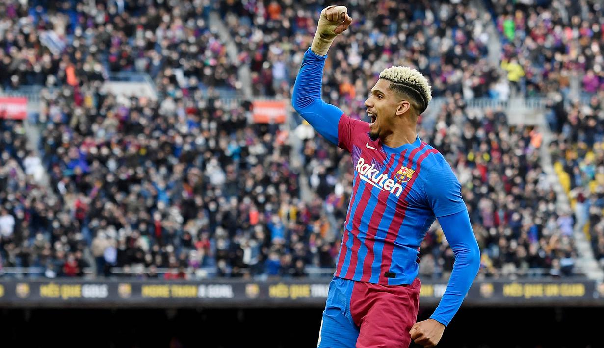 Ronald Araujo merupakan benteng kukuh Barcelona era Xavi Hernandez. Musim ini, Araujo sudah membuat 34 penampilan di semua kompetisi  dengan menyumbang empat gol dari penampilannya tersebut. (AFP/Josep Lago)