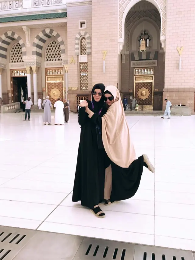 Hana Hanifah memberikan kado kepada ibundanya