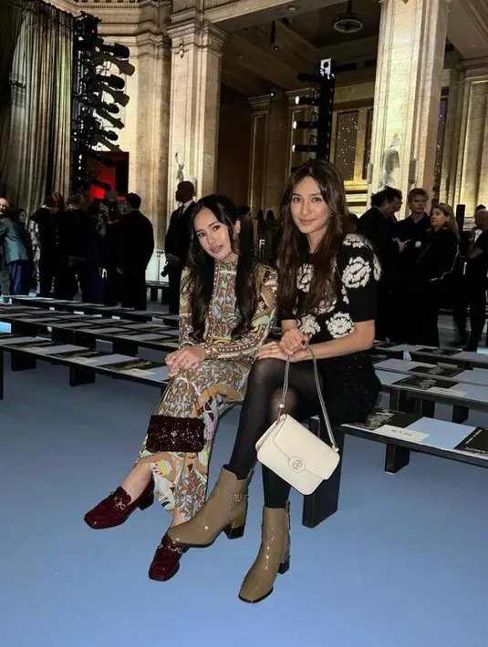 Beby Tsabina dan Mikha Tambayong menghadiri Tory Burch F/W23 fashion show di NYFW. [@miktambayong/@bebytsabina].