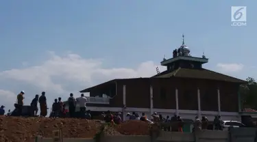 Suasana pembongkaran Masjid Baitul Mustaghfirin yang berada di tengah tol fungsional Batang-Semarang, Jumat (28/9). Masjid berwarna hijau ini mendapatkan  Masjid pengganti yang dibangun di tengah pekampungan Tambakaji Semarang. (Liputan6.com/Gholib)