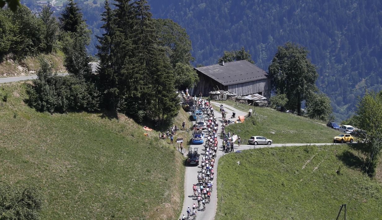 Salah satu pemandangan di puncak Montee de Bisanne saat pebalap melintas pada etape ke11 Tour de France dari Albertville dan finish di La Rosiere Espace San BernardoPrancis (18/7/2018). Etape ini menempuh jarak 108.5 kilometers. (AP/Christophe Ena)