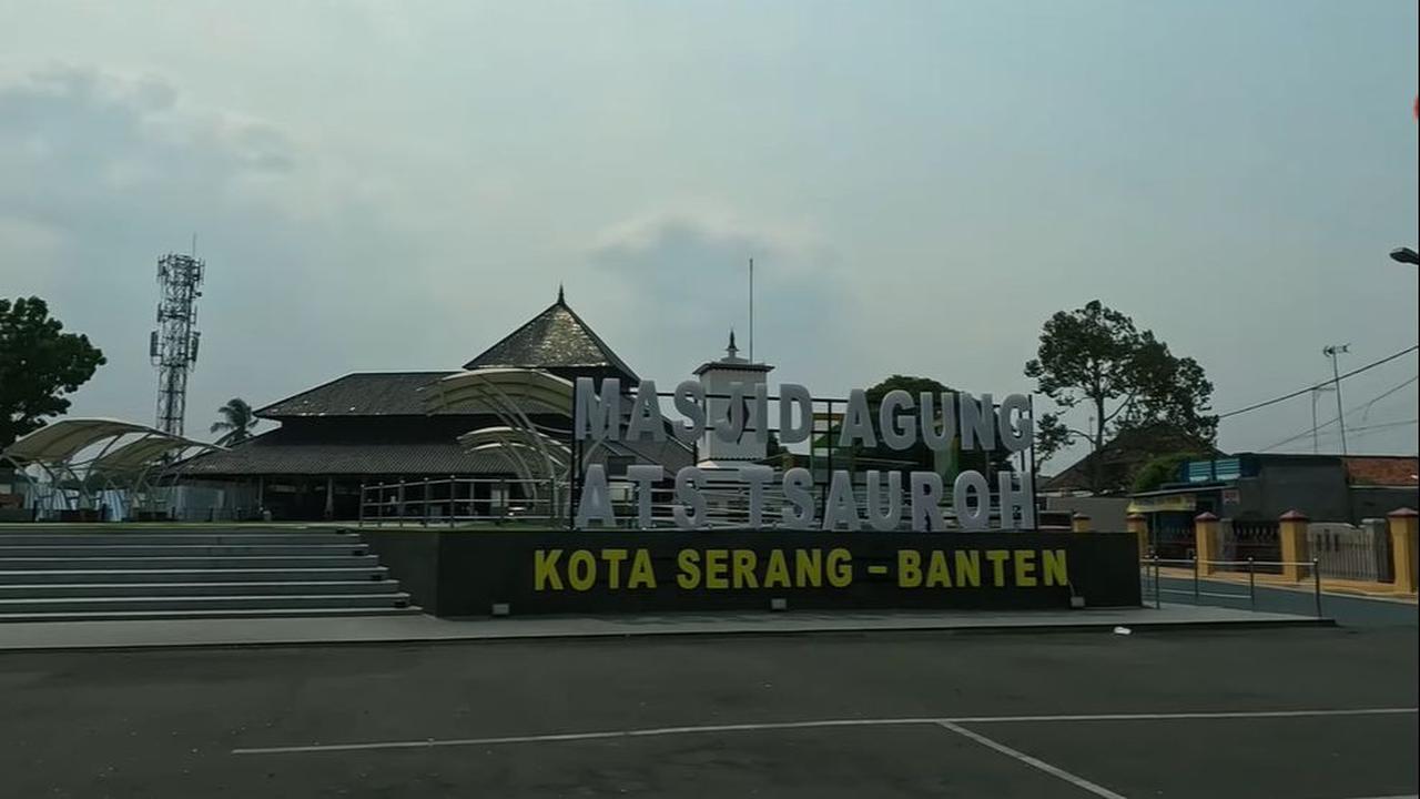 Mengunjungi Masjid Ats Tsauroh Serang, Bentuknya Mirip Pendopo Jawa dan Punya Taman Estetik