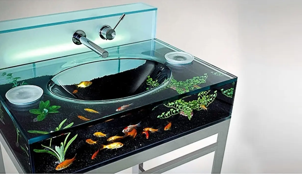 Wastafel dengan pemandangan ikan hidup mungkin bisa menjadi relaksasi tersendiri untuk anda yang suka memelihara hewan. Untuk membuat ikan- ikan ini tetap hidup, pastikan air kotor wastafel tidak masuk ke dalam ikan. (www.forfur.com)