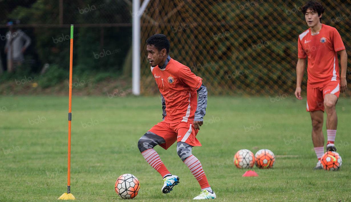 Gelandang Persija Jakarta, Ramdani Lestaluhu, menggiring bola saat latihan jelang laga TSC 2016 melawan Persela Lamongan di Lapangan Villa 2000, Tanggerang Selatan, Banten, Selasa (13/9/2016). (Bola.com/Vitalis Yogi Trisna) 
