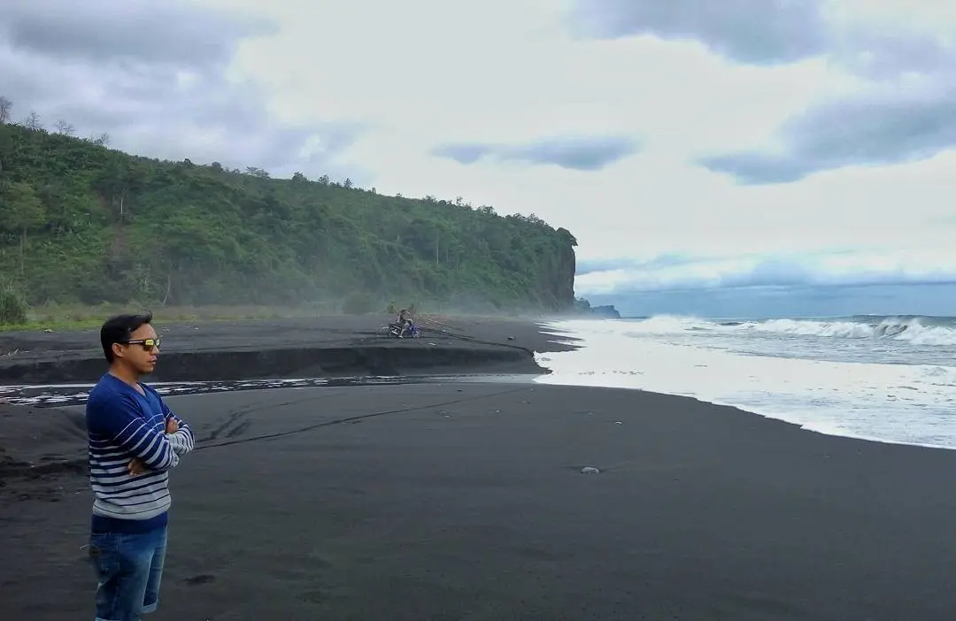 Pantai Watu Godeg, Lumajang, Jawa Timur. (Sumber Foto: agus_babee/Instagram)