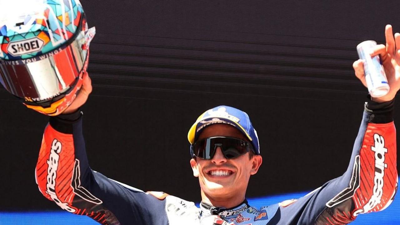 Sementara podium ketiga yang berhasil diraihnya di Main Race yang digelar pada Minggu (26/5/2024) lalu membuat penampilannya semakin cemerlang bersama Ducati.<br><br>Tampak senyum semringah terpancar di wajah Marc Marquez saat berdiri di podium. Foto: RE