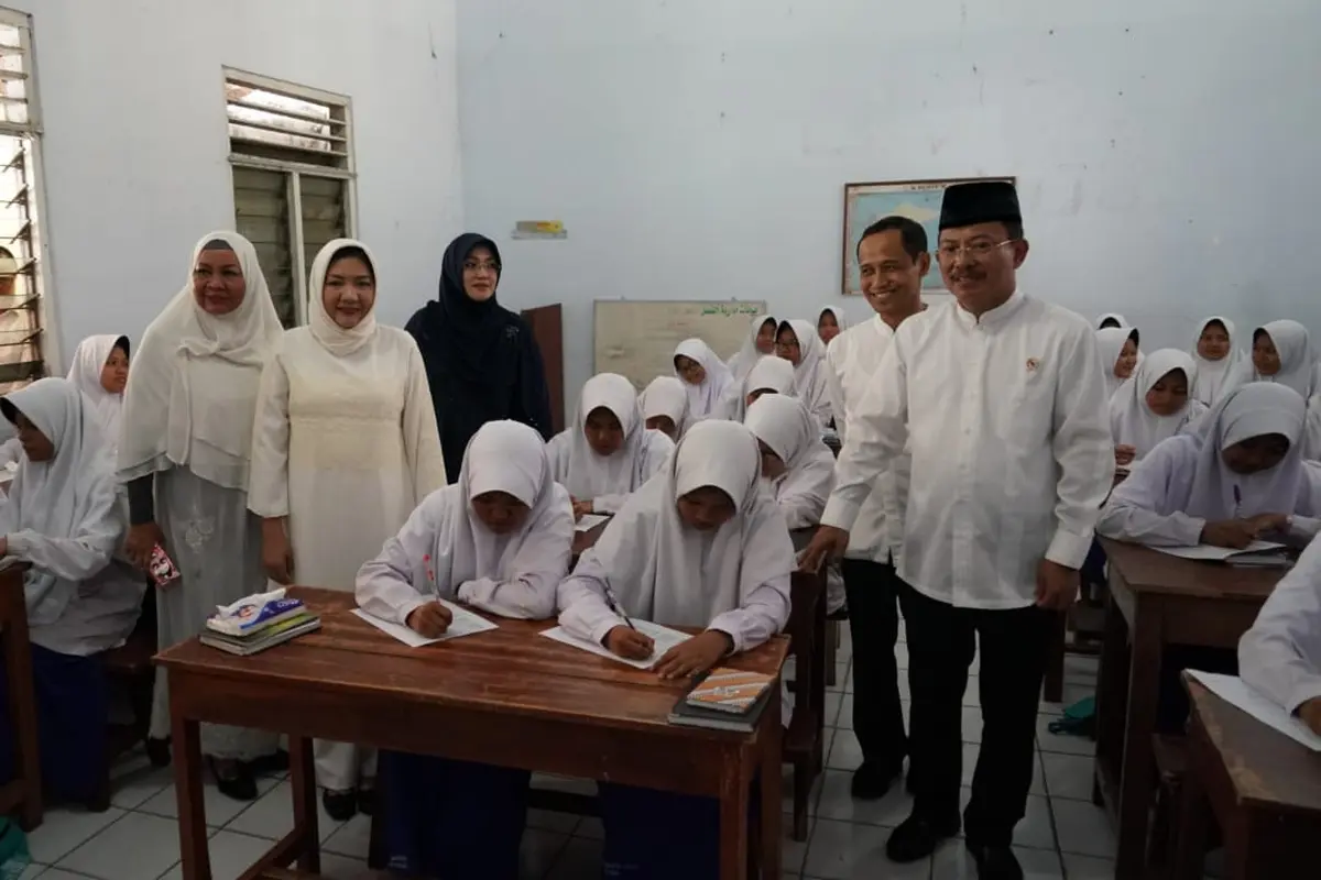 Menteri Kesehatan Terawan Agus Putranto saat melakukan penyuluhan singkat soal kesehatan pada para santriwati