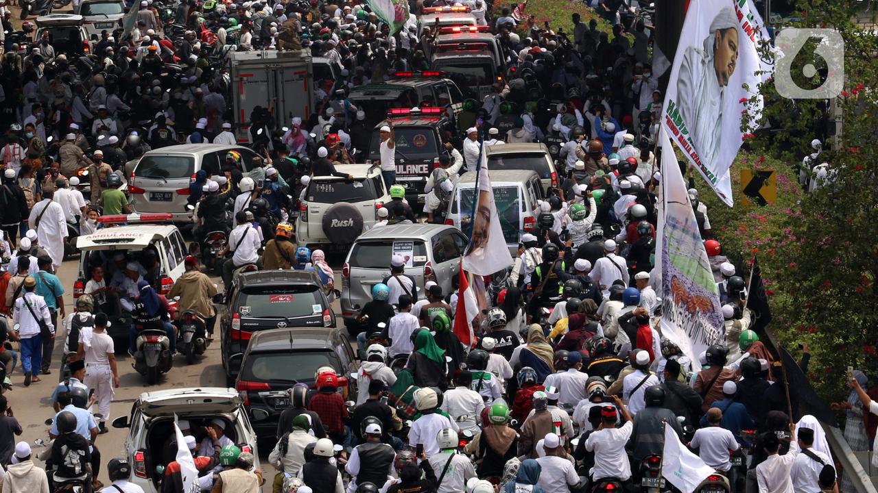 FOTO: Menuju Petamburan, Rizieq Shihab Dikawal Ratusan Massa