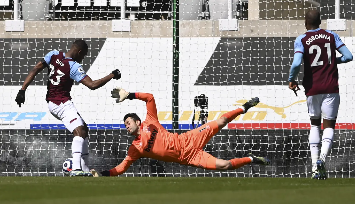 Bek West Ham United, Issa Diop (kiri) mencetak gol bunuh diri saat menghadapi Newcastle United dalam laga lanjutan Liga Inggris 2020/2021 pekan ke-32 di St James' Park, Newcastle, Sabtu (17/4/2021). West Ham kalah 2-3 dari Newcastle United. (AP/Stu Forster/Pool)