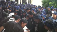 Masyarakat Suku Baduy berikat kepala biru (Liputan6.com/Yandhi Deslatama)