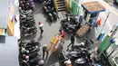 Aktivitas warga dan pekerja di parkiran Blok G Tanah Abang, Jakarta, Jumat (27/4). Pemprov DKI sebelumnya berencana memindahkan para pedagang ke parkiran Blok F. Namun, usulan tersebut ditolak para pedagang. (Liputan6.com/Arya Manggala)