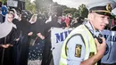 Demonstran melakukan protes larangan penggunaan cadar di Kopenhagen, Denmark, Rabu (1/8). Dengan undang-undang itu, Denmark mengikuti langkah serupa yang telah diberlakukan beberapa negara Eropa. (Mads Claus Rasmussen / Ritzau Scanpix / AFP)