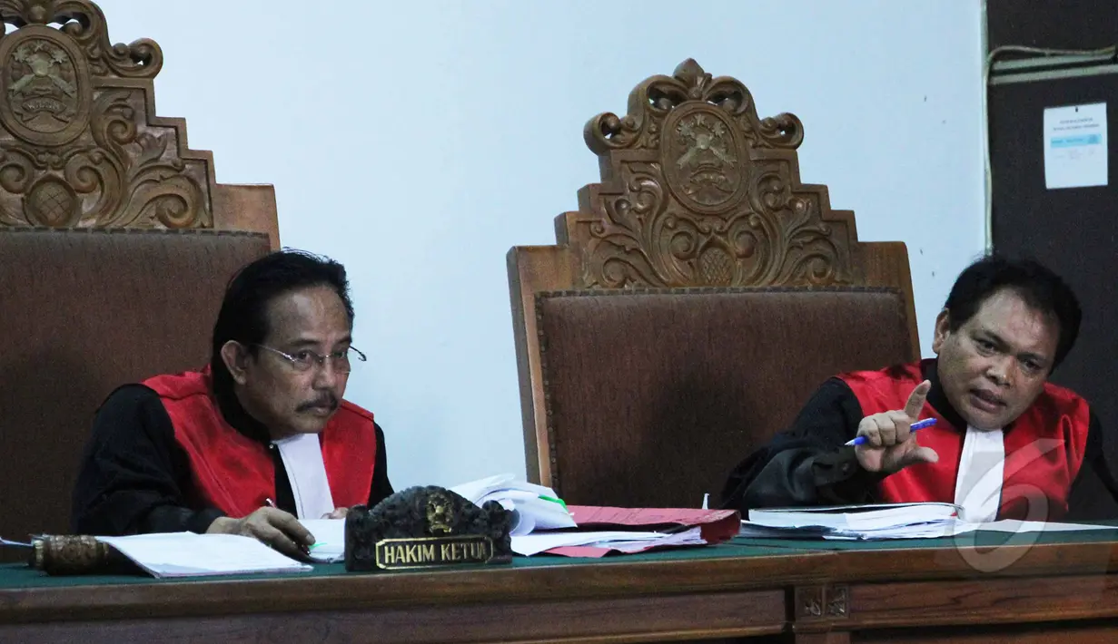 Suasana sidang lanjutan kasus Trio Macan 2000 di Pengadilan Negeri Jakarta Selatan, Senin (11/5/2015).  Tampak hakim sedang meminta keterangan pada para saksi. (Liputan6.com/Helmi Afandi)