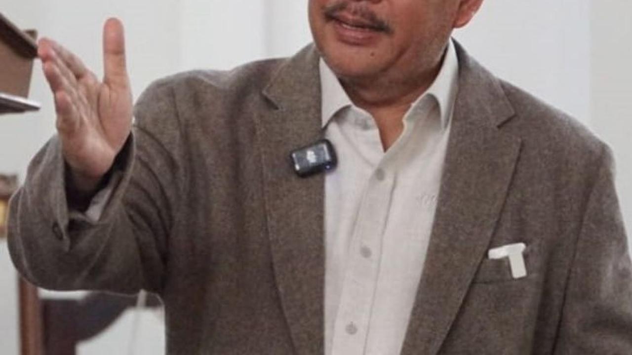 Gambar ini menjadi simbol kuat bagi perdamaian dan kerukunan beragama, mengingatkan pentingnya saling menghormati demi kebaikan bersama. Foto: Dok. Denny JA<br>