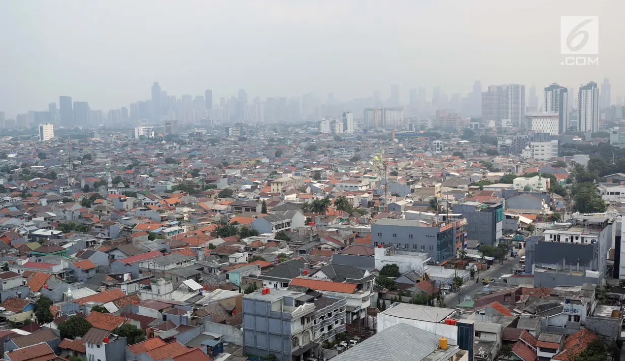 Kondisi langit kota Jakarta dilihat dari lantai 15 Graha BNPB sekitar pukul 13.00 WIB, Kamis (4/7/2019). Pada Kamis (4/7) sekitar pukul 07.00 WIB, kualitas udara Jakarta terpantau di angka 186 AQI, dengan angka itu, kualitas udara mencapai status tidak sehat. (Liputan6.com/Helmi Fithriansyah)