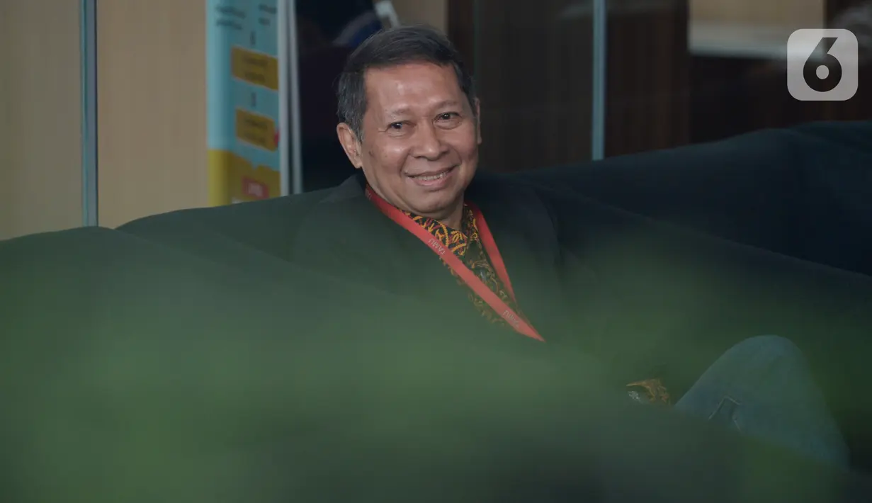 Mantan Direktur Utama PT Pelindo II, Richard Joost Lino (RJ Lino) berada di ruang tunggu sebelum pemeriksaan di Gedung KPK, Kamis (23/1/2020). RJ Lino diperiksa sebagai tersangka kasus dugaan korupsi proyek pengadaan tiga unit Quay Container Crane (QCC) di PT Pelindo II. (merdeka.com/Dwi Narwoko)