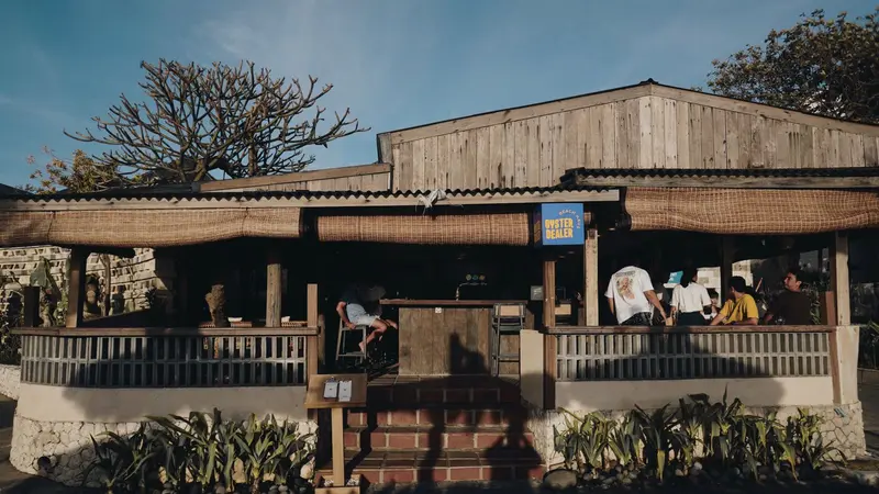 Menikmati Keindahan Sunset Terbaik di Seminyak Sambil Bersantap di Oyster Dealer Beach Haus