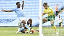 Pemain Manchester City, Raheem Sterling, berusaha mencetak gol ke gawang Norwich City pada laga Premier League di Stadion Etihad, Minggu (26/7/2020). Manchester City menang dengan skor 5-0. (Peter Powelll/Pool via AP)