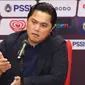 Ketua Umum PSSI Erick Thohir memberikan konferensi pers tentang penegakan hukum match fixing di Media Center Stadion Utama Gelora Bung Karno Jakarta, Minggu (19/2/23). Ketua Umum PSSI Erick Thohir menegaskan langkah tegasnya untuk membabat habis mafia sepak bola. Menurut Erick, praktik mafia sepakbola harus diganjar sanksi tegas secara hukum. Oleh karena itu, Erick menggandeng Polri dengan instrumen yang dimilikinya untuk mengungkap sekaligus menyeret oknum mafia ke jeruji besi. (Liputan6.com/Herman Zakharia)