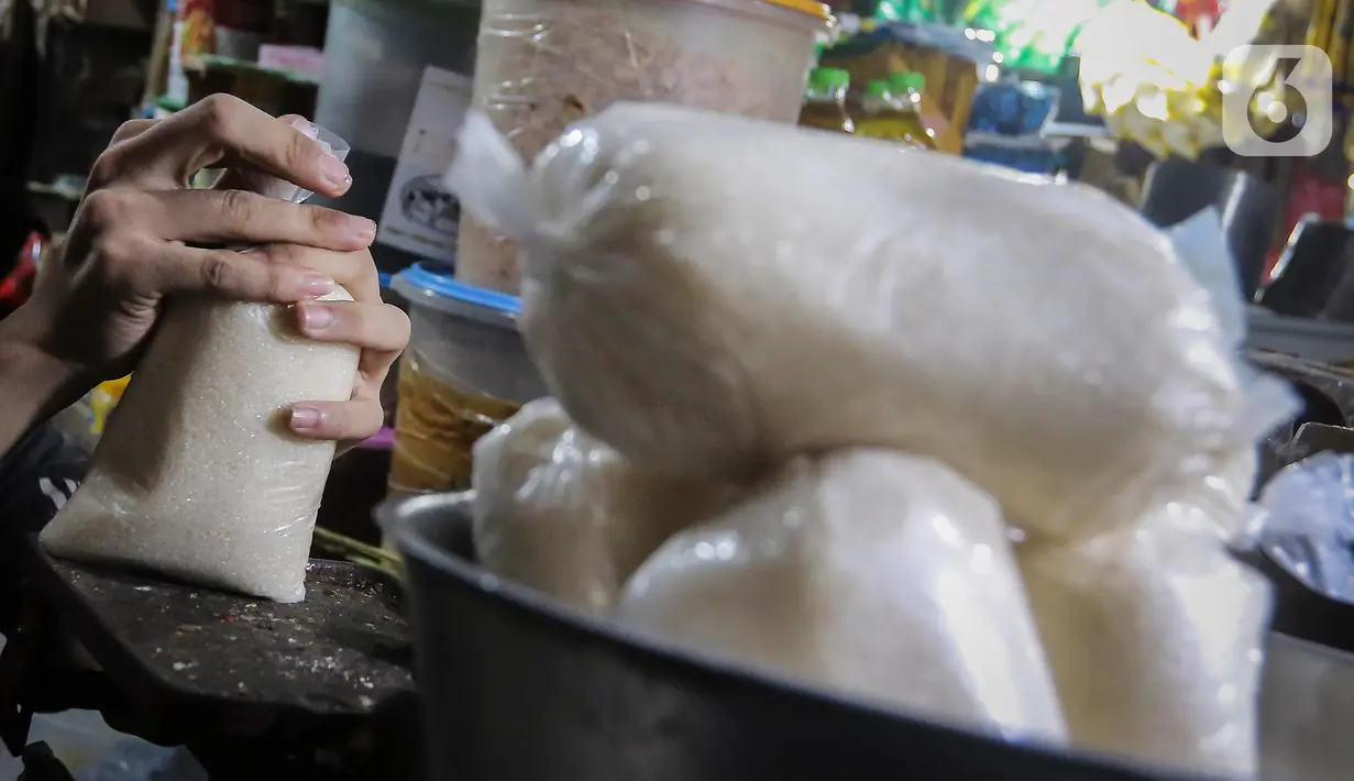 Kenaikan harga gula ini terjadi sejak seminggu hingga dua minggu terakhir. (Liputan6.com/Angga Yuniar)