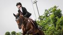 Atlet berkuda tim Equinara Horse Sports, Clarice Campbell beraksi pada nomor Show Jumping 50-70 cm saat ajang Solidarity Equestrian Challange 2022 yang berlangsung di Jakarta International Equestrian Park, Jakarta Timur, Minggu (30/01/2022). (Bola.com/Bagaskara Lazuardi)