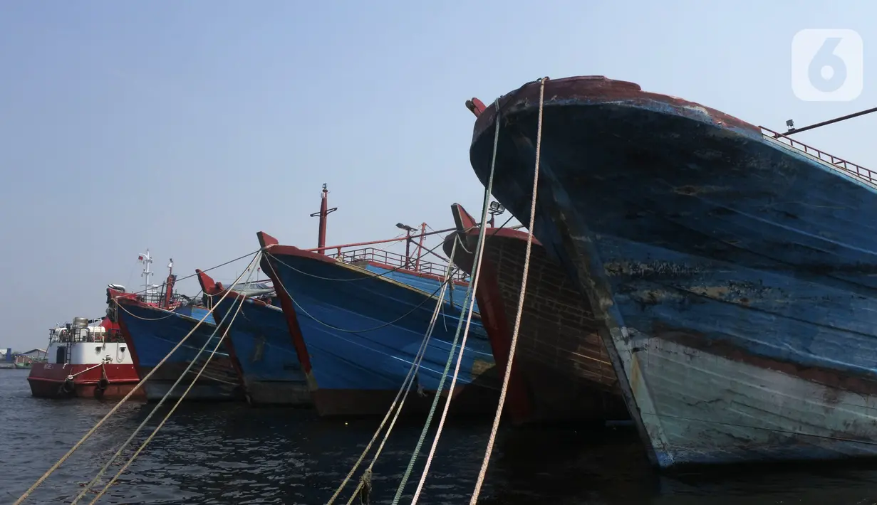 Kapal tangkap ikan GT 30 bersandar di Pelabuhan Muara Baru dan Pelabuhan Angke, Jakarta, Sabtu (9/10/2021). Ratusan nelayan memilih tidak melaut untuk memprotes terbitnya PP Nomor 85 Tahun 2021 KKP terkait tarif atas jenis Penerimaan Negara Bukan Pajak (PNBP). (merdeka.com/Imam Buhori)