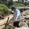 Wali Kota Depok Supian Suri melihat langsung tumpukan sampah yang memadati kali sehingga aliran air tersumbat dan menyebabkan banjir di sekitar lokasi. (Liputam6.com/ Dicky Agung)