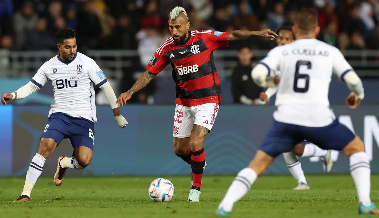 Gelandang Al Hilal, Salem al-Dawsari mengincar gelandang Flamengo Arturo Vidal dalam duel babak semifinal Piala Dunia Antarklub 2022 di Ibn Batouta Stadium, Rabu (8/2/2023) dini hari WIB. Flamengo lebih diunggulkan, tapi Al Hilal menunjukkan level permainan yang lebih tinggi. (Fadel SENNA / AFP)