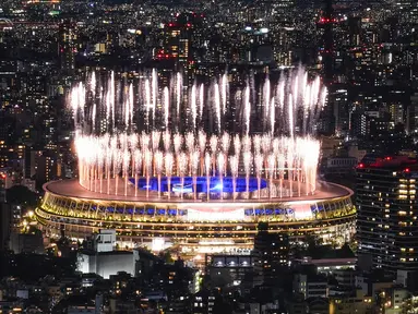 Kembang api menyala di atas Stadion Nasional saat upacara penutupan Olimpiade Tokyo 2020 di Tokyo, Jepang, Minggu (8/8/2021). Olimpiade Tokyo 2020 resmi ditutup. (AP Photo/Kiichiro Sato)