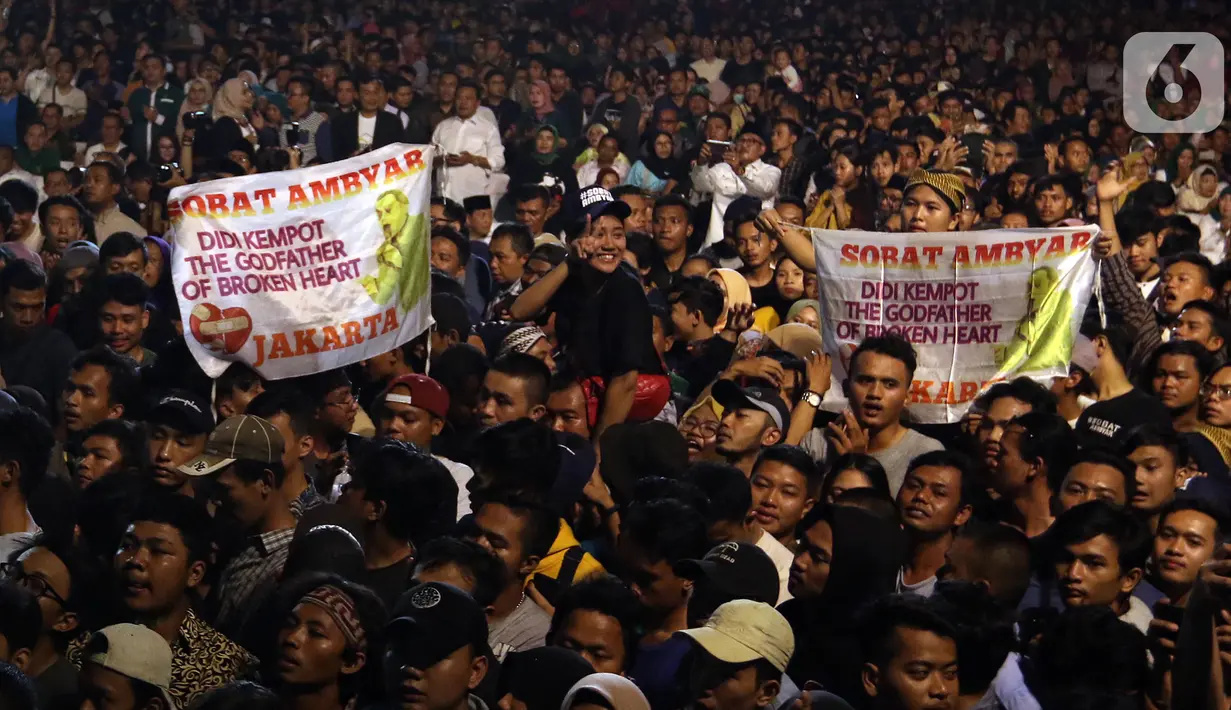 Penonton menyaksikan penampilan penyanyi Didi Kempot dalam perayaan Harlah ke-20 Fraksi PKB DPR RI di Kompleks Parlemen Senayan, Jakarta, Kamis (31/10/2019). The Godfather of Broken Heart tersebut membawakan sejumlah lagu di antaranya 'Kalung Emas' dan 'Cidro'. (Liputan6.com/JohanTallo)
