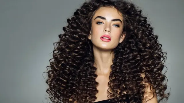 Nggak Perlu ke Salon, Bikin Rambut Keriting Bisa dengan Cara Ini