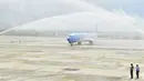 Pesawat Kepresidenan yang ditumpangi Presiden Joko Widodo dan rombongan disambut prosesi water salute (penyiraman air) saat mendarat di Bandara Internasional Jawa Barat (BIJB) Kertajati, Majalengka, Jawa Barat, Kamis (24/5). (Liputan6.com/Pool/Setpres)