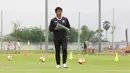 <p>Pelatih Timnas Indonesia U-22, Indra Sjafri, memimpin sesi latihan di Visakha Training Center, Kamboja, Selasa (2/4/2023). Latihan tersebut merupakan persiapan jelang laga melawan Myanmar di SEA Games 2023. (Bola.com/Abdul Aziz)</p>