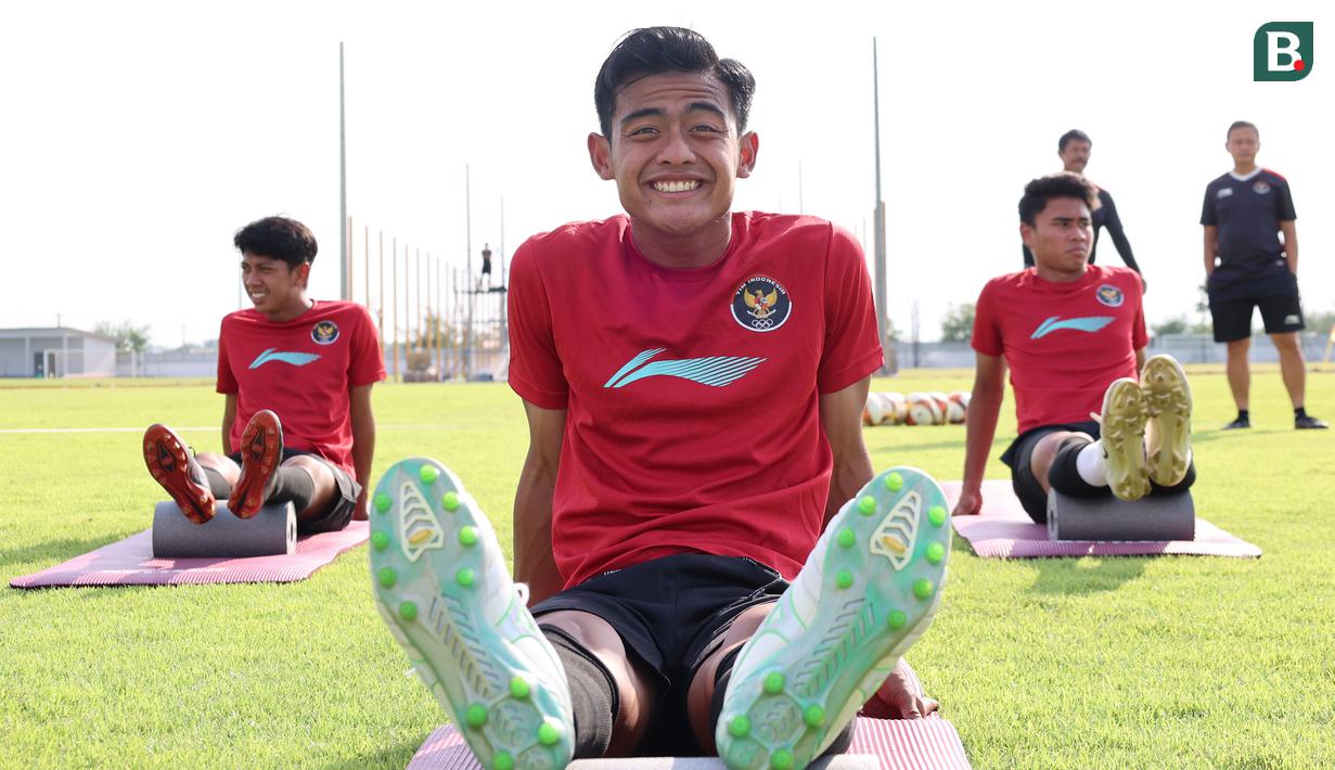 Skuad Timnas Indonesia U-22 tampak percaya diri jelang menghadapi laga ketiga Grup A SEA Games 2023 kontra Timor Leste, Minggu (7/5/2023). Hal tersebut terpancar dalam sesi latihan skuad Garuda Muda di Visakha Training Center, Phnom Penh, Kamboja pada Sabtu (6/5/2023). Seluruh pemain maupun jajaran pelatih tampak mejalani sesi latihan dengan senyum bahagia sebagai bentuk kepercayaan diri mampu meraih hasil maksimal atas Timor Leste. Semoga! (Bola.com/Abdul Aziz)