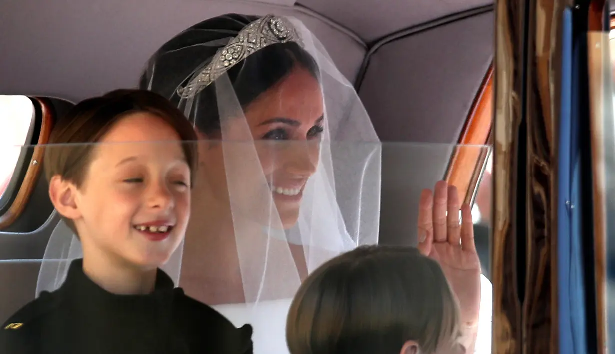 Meghan Markle berada dalam mobil saat akan melangsungkan upacara pernikahan dengan Pangeran Harry di St George's Chapel, Kastil Windsor, Windsor, Inggris, Sabtu (19/5). (Chris Radburn/pool photo via AP)