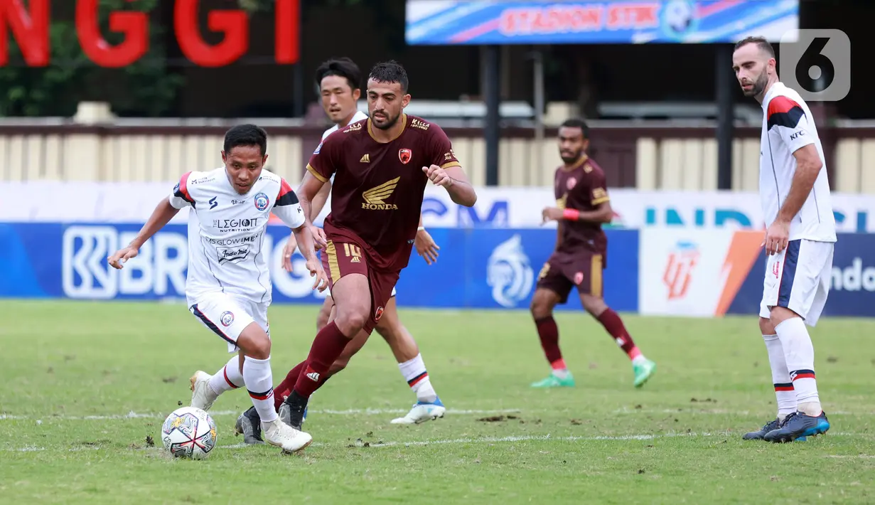 Pemain Arema FC, Evan Dimas, berusaha melewati pemain PSM Makassar pada laga BRI Liga 1 di Stadion PTIK, Jakarta, Sabtu (4/2/2023). PSM Makassar menang dengan skor 1-0. (Bola.com/M. Iqbal Ichsan)
