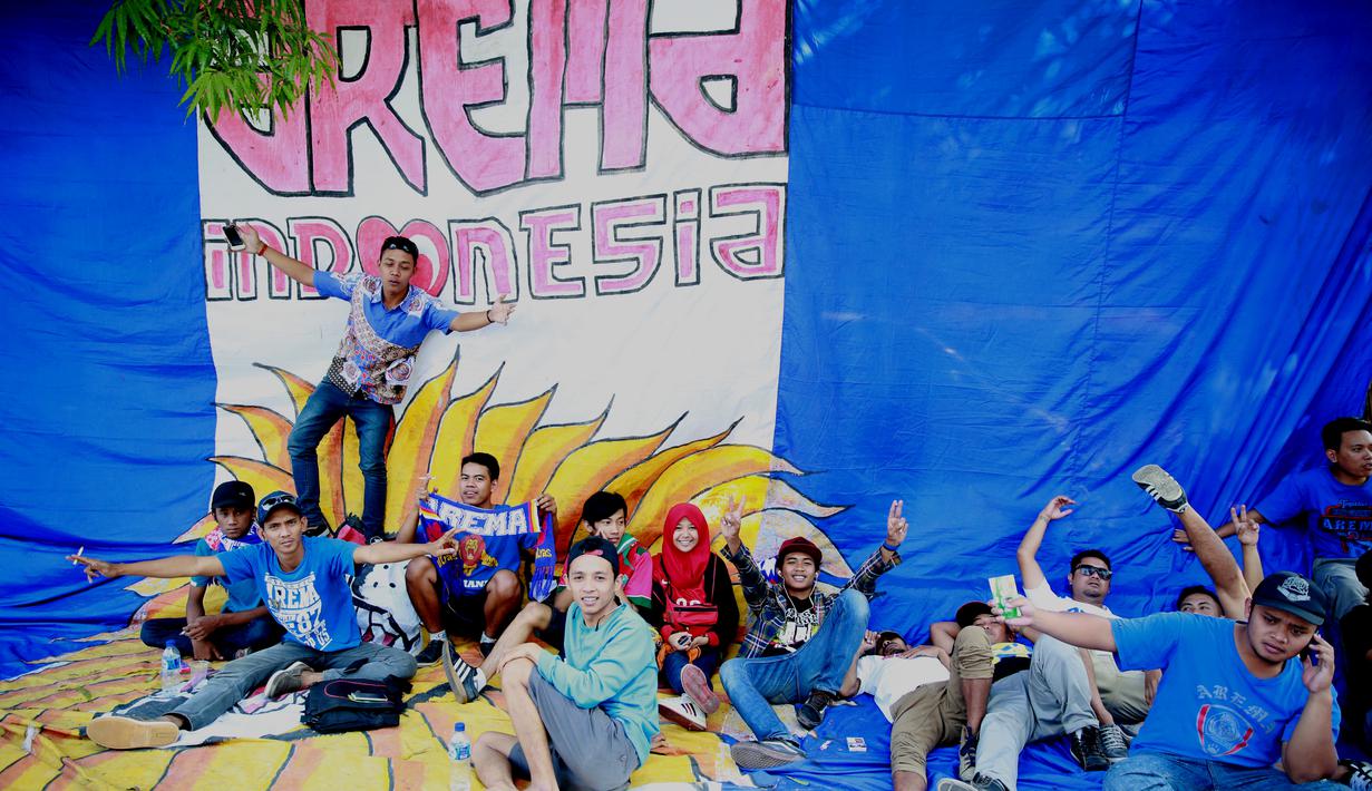 Bendera raksasa dan syal jadi senjata utama bagi Aremania untuk memberi dukungan ke Arema Cronus saat menjalani duel leg kedua semifinal Piala Presiden menghadapi Sriwijaya FC di Stadion Manahan, Solo, Minggu (11/10/2015).(Bola.com/Nicklas Hanoatubun)