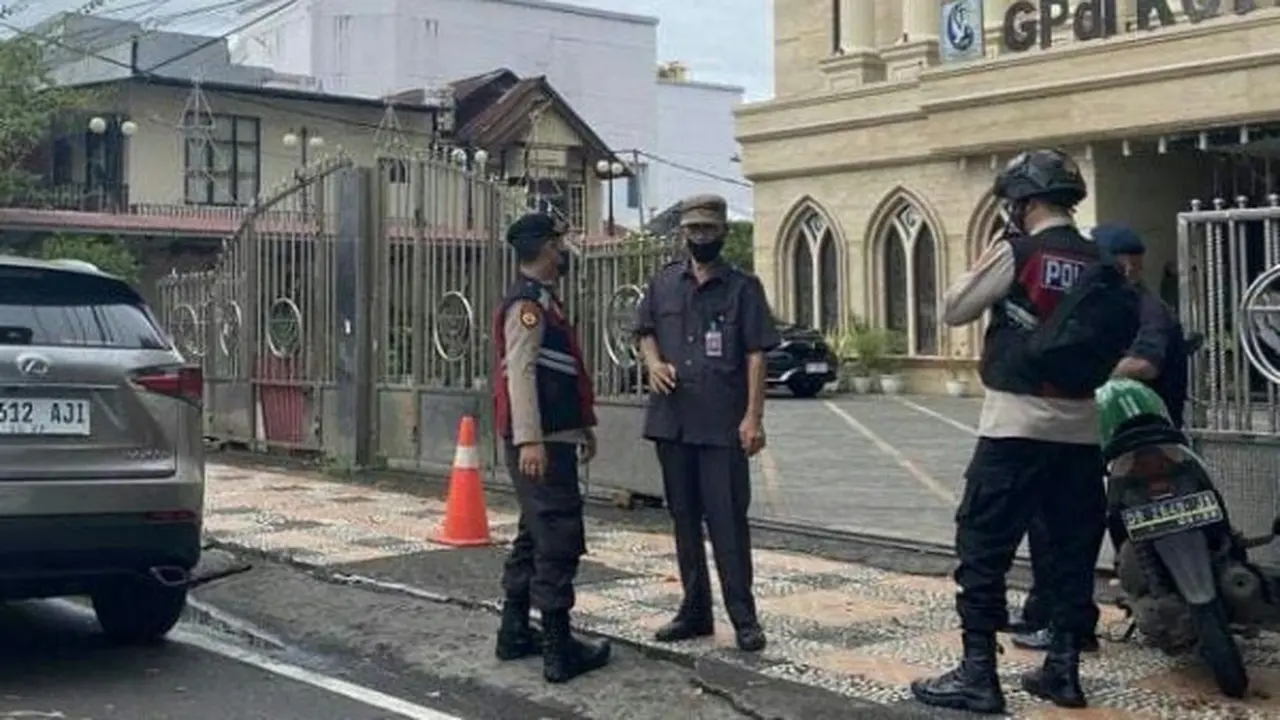 Polisi melakukan pengamanan saat pelaksanaan ibadah pagi di salah satu gereja di Manado.