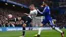 Bek Tottenham, Toby Alderweireld (kiri) berusaha menendang bola dari kejaran gelandang Chelsea, Cesc Fabregas pada lanjutan liga Inggris  di Stamford Bridge, London, (3/5). Chelsea bermain imbang dengan Tottenham dengan skor 2-2. (Reuters/Dylan Martinez)