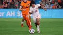 Pemain Timnas Indonesia Putri, Sheva Imut Furyzcha (kanan) menggiring bola melewati pemain Belanda, Lotte Jasmijn Keukelaar pada laga uji coba yang berlangsung di Stadion Devijverberg, Doetinchem, Belanda, Sabtu (26/10/2024) WIB. (Dok. PSSI)
