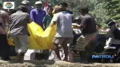 Mayat pemuda tanpa identitas ditemukan mengapung dan terjepit di pintu air sungai Bedadung, Jember, Jawa Timur.