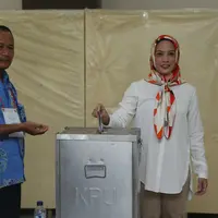 "Ibu lagi salat Duha dulu, mungkin nanti jam 10 pencoblosannya" ucap, di kawasan Komplek DPR RI, Kalibata, Jakarta Selatan, Rabu (19/4/2017). (Nurwahyunan/Bintang.com)